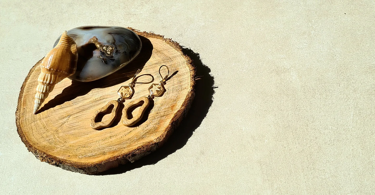 Boucle d'oreille en bois sculpté